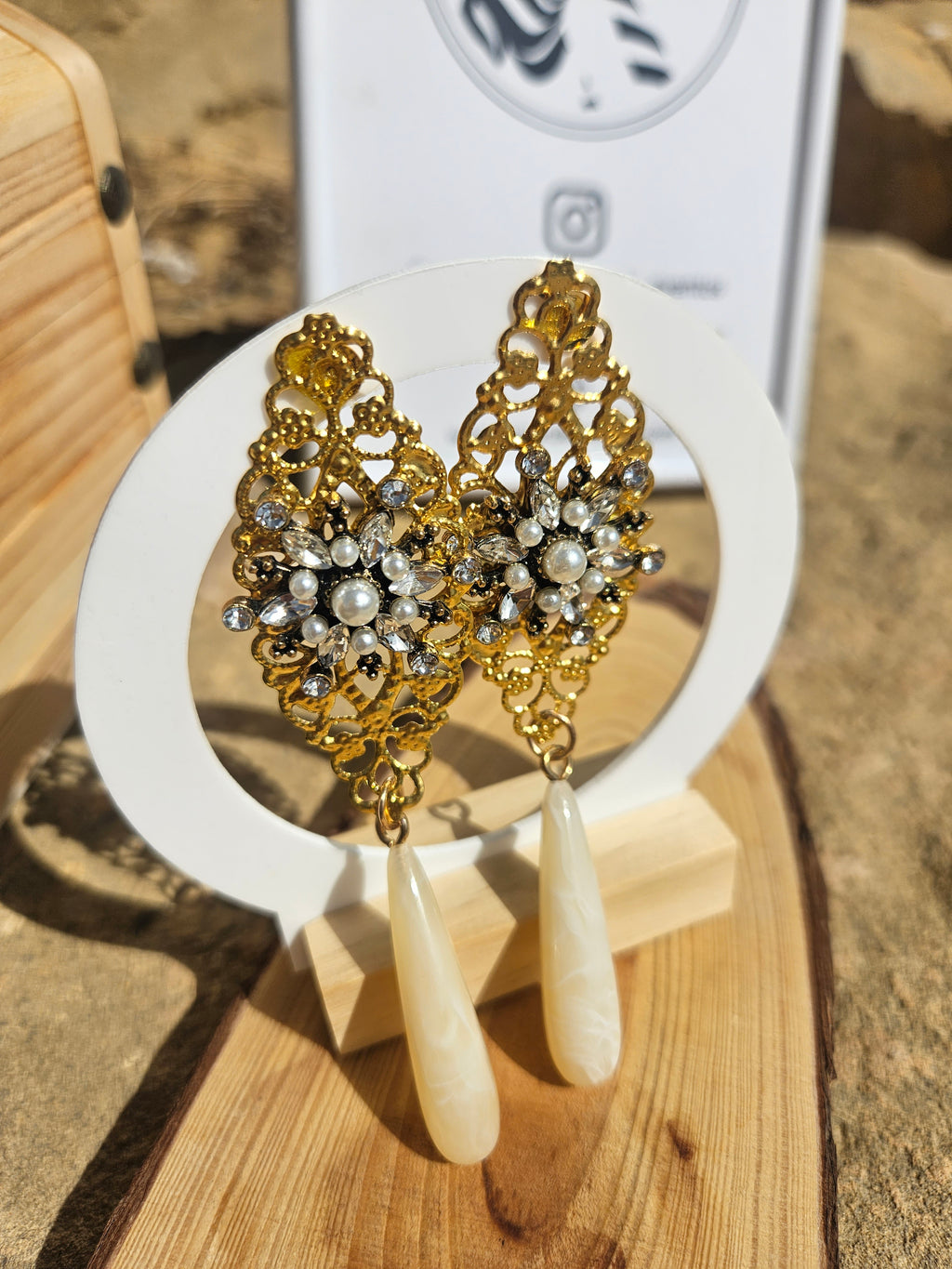 Pendientes dorados con pedrería plateada, perlas y gotas marfil
