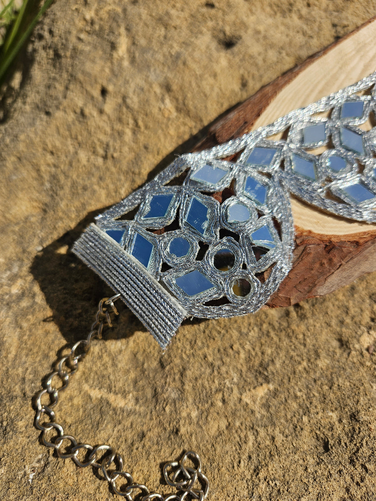 Choker de plata con rombos calados y cadena metálica