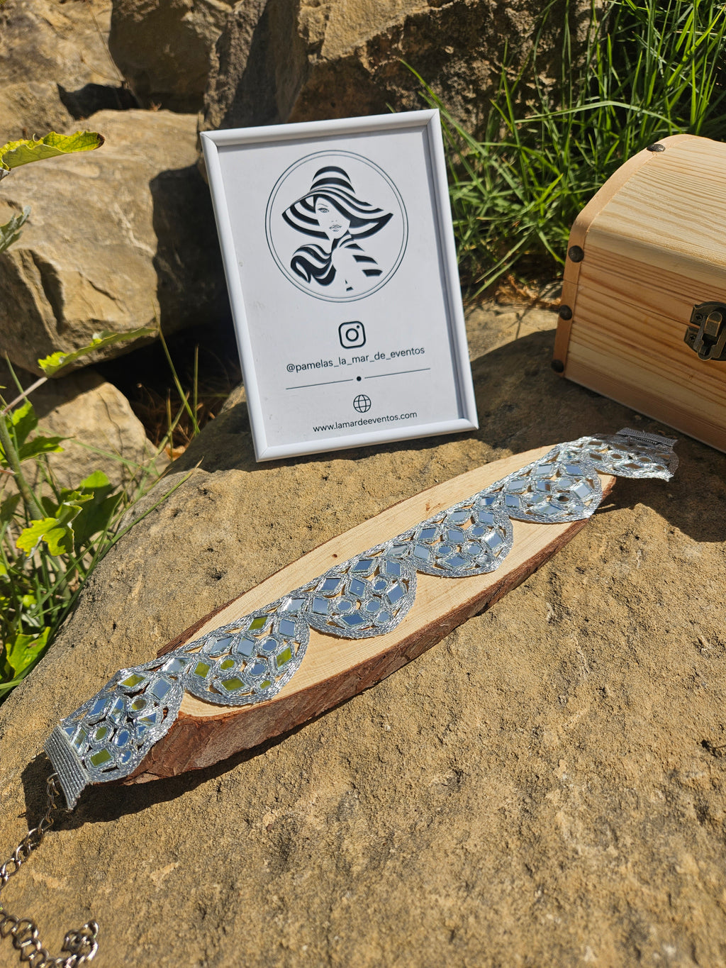 Choker de plata con diseño de rombos reflectantes y enganche con cadena