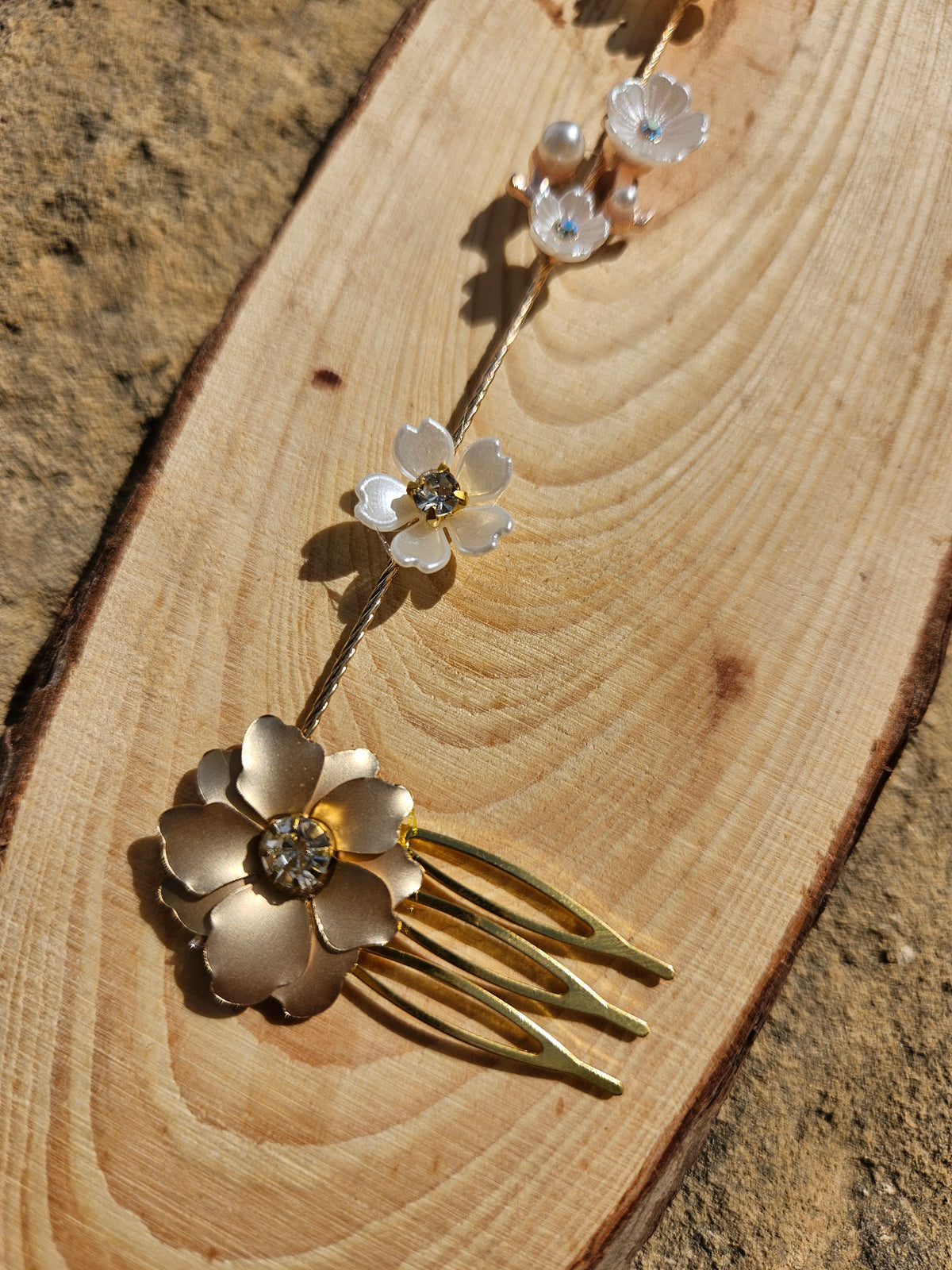 Cubre raíz Casiopea con horquillas y flores metálicas con pedrería y perlas