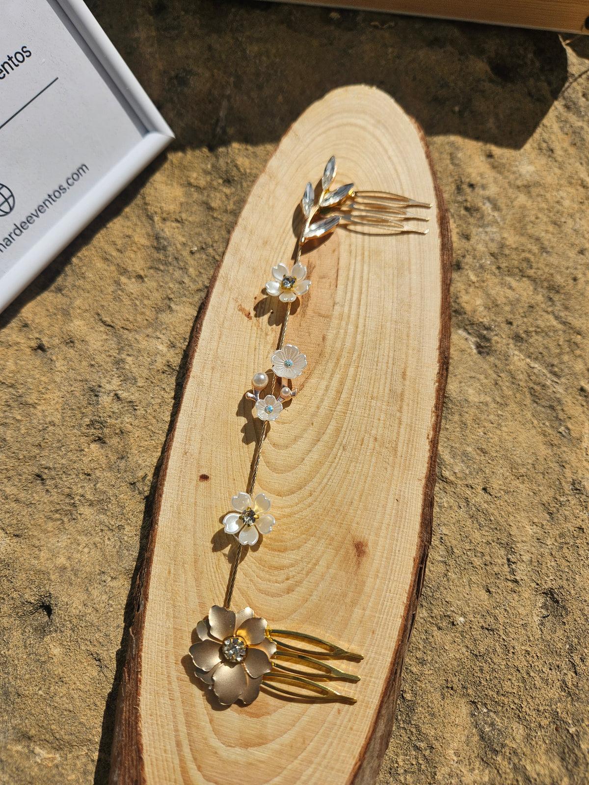 Cubre raíz Casiopea: conjunto de horquillas con flores, hojas y perlas