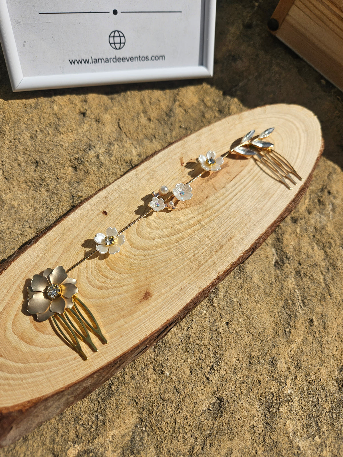 Cubre raíz Casiopea con flores doradas y plateadas y horquillas decorativas