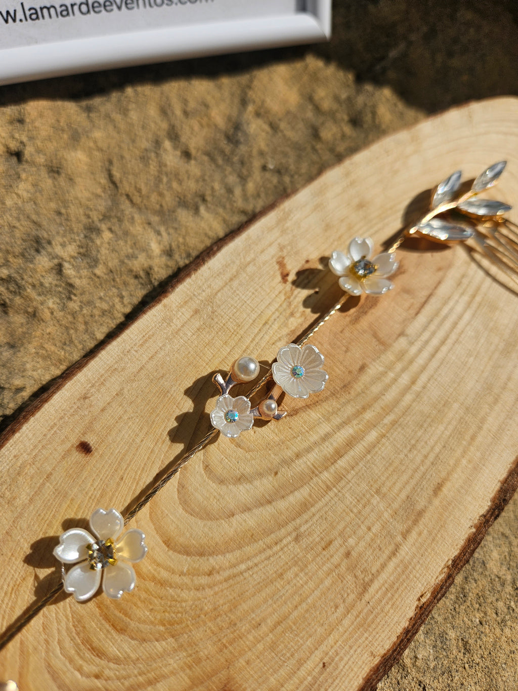Cubre raíz Casiopea con flores y perlas en peine largo de horquillas