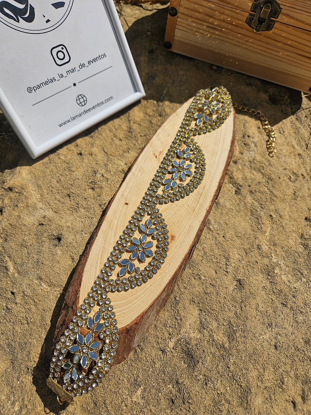 Gargantilla choker dorada con pedrería azul y motivo central en gota