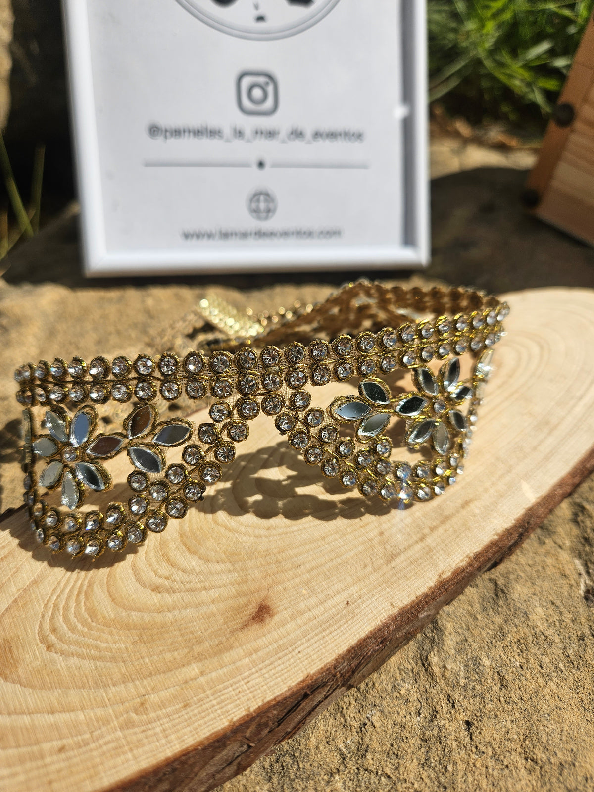 Gargantilla dorada con pedrería azul en forma de hojas y acabado brillante
