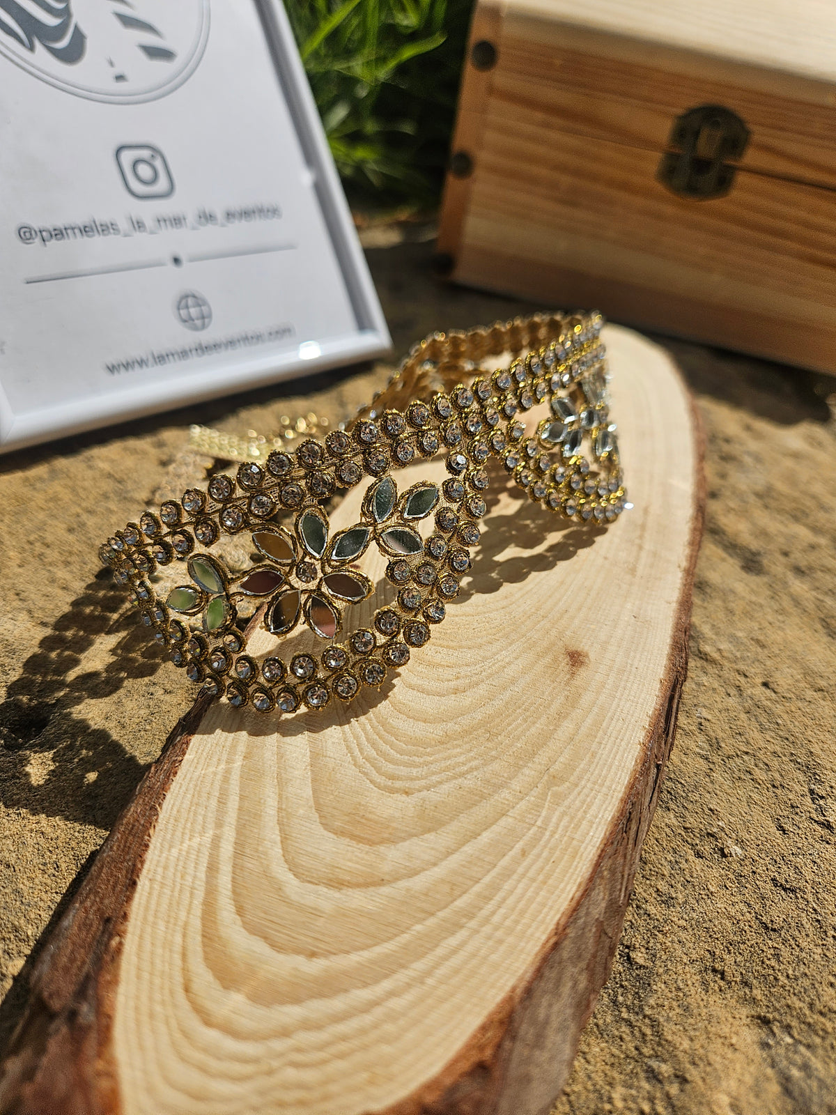 Gargantilla choker dorada con pedrería azul y patrón ornamental