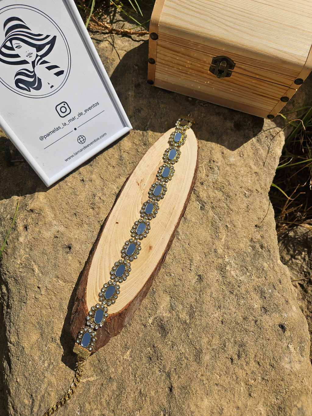 Collar choker tipo espejos con eslabones ovalados azules y baño dorado