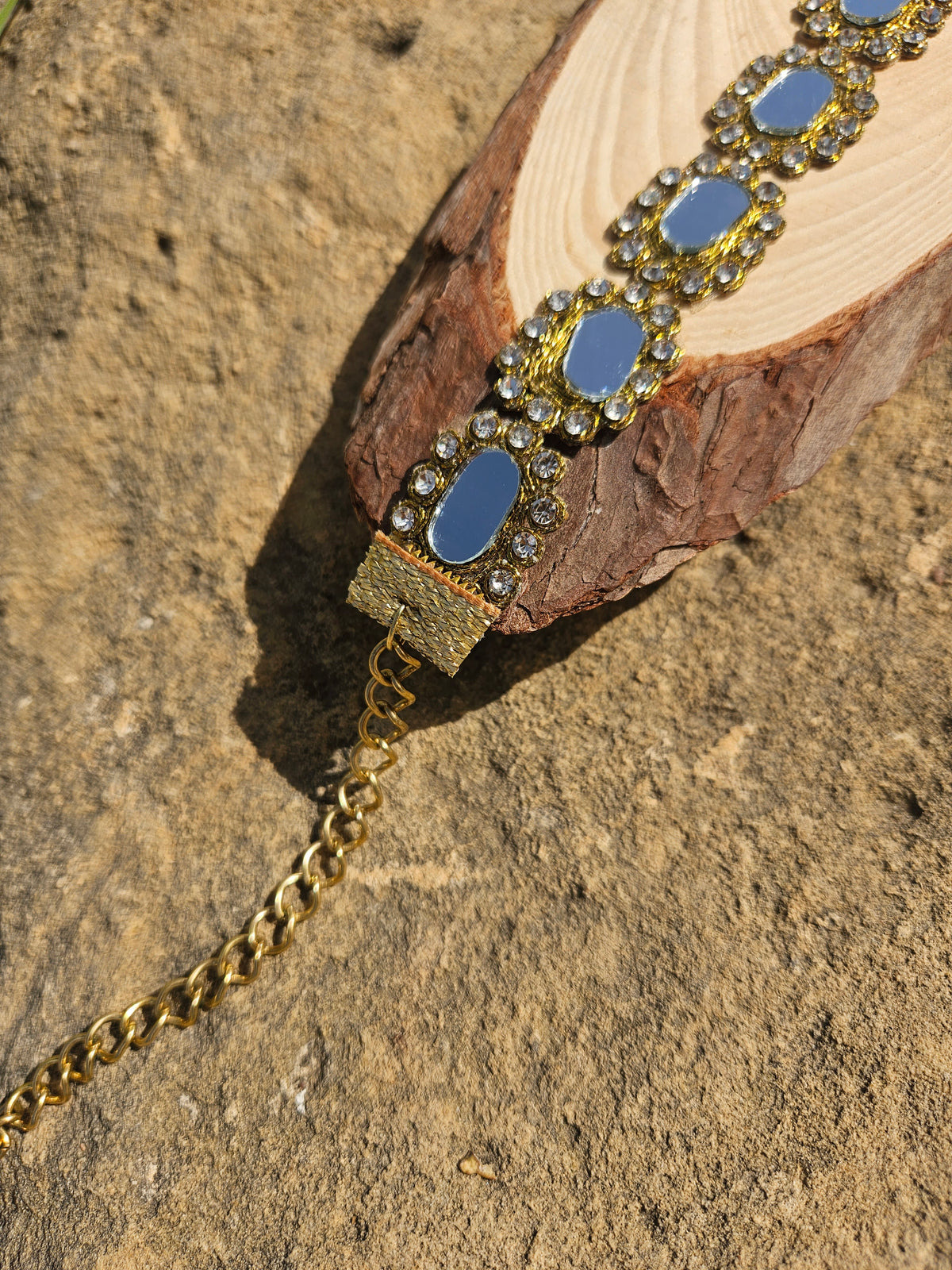 Gargantilla dorada con piedras azules ovaladas y cadena fina