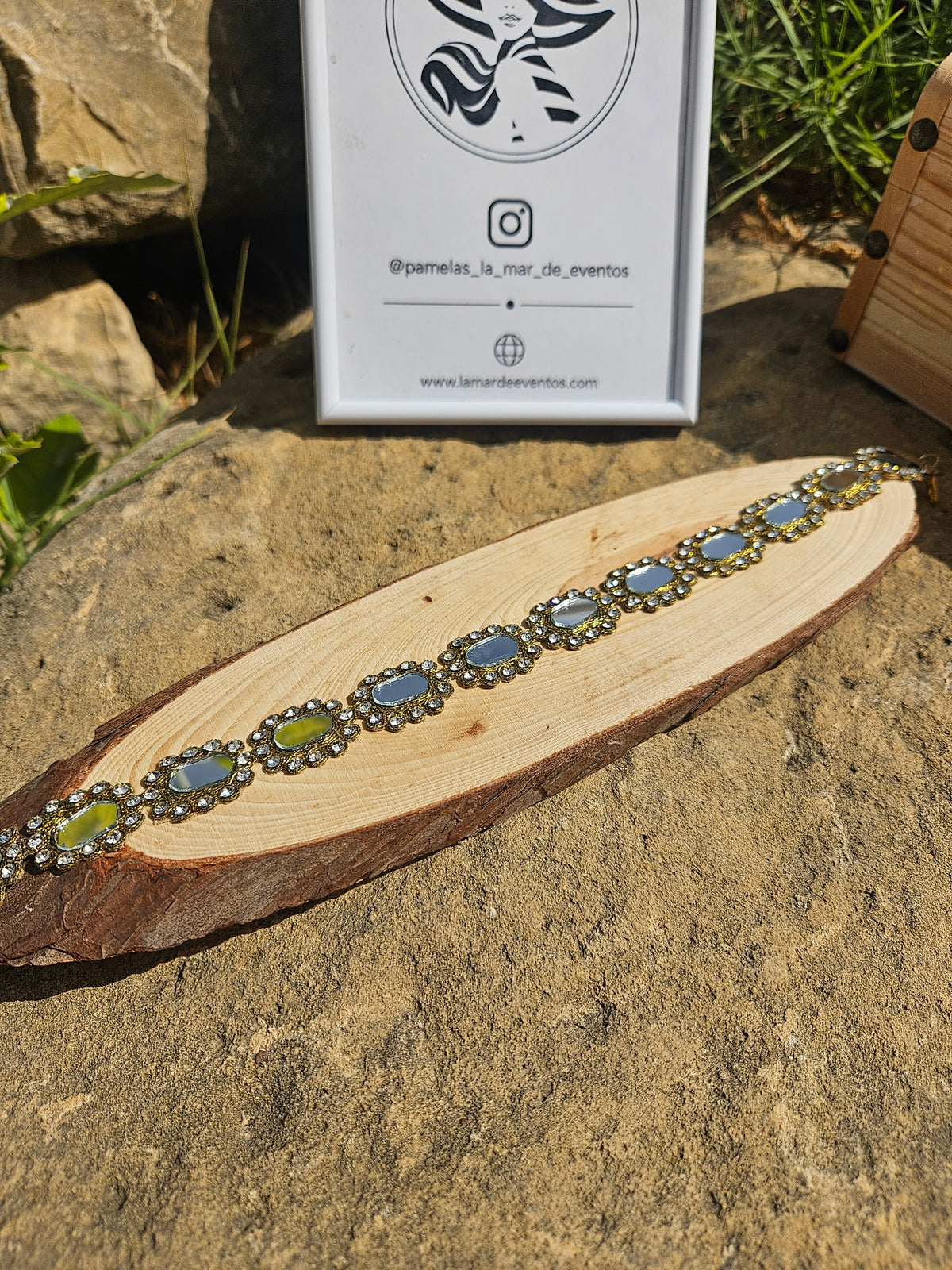 Collar choker de cuentas ovaladas azules con detalles verdes y acabado dorado