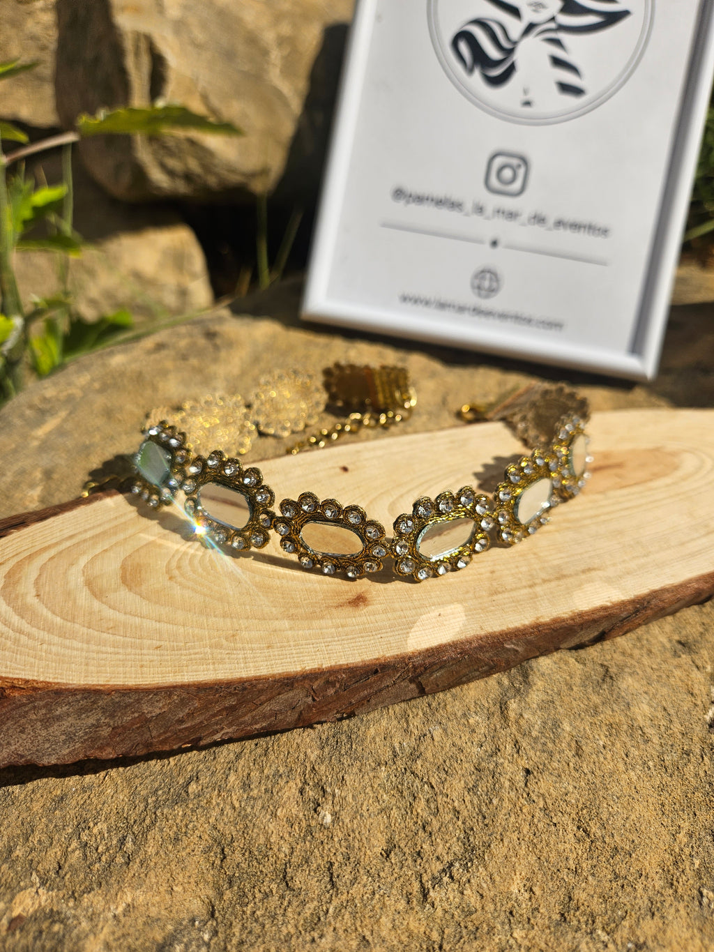 Collar choker con pedrería dorada y piedras ovaladas azules
