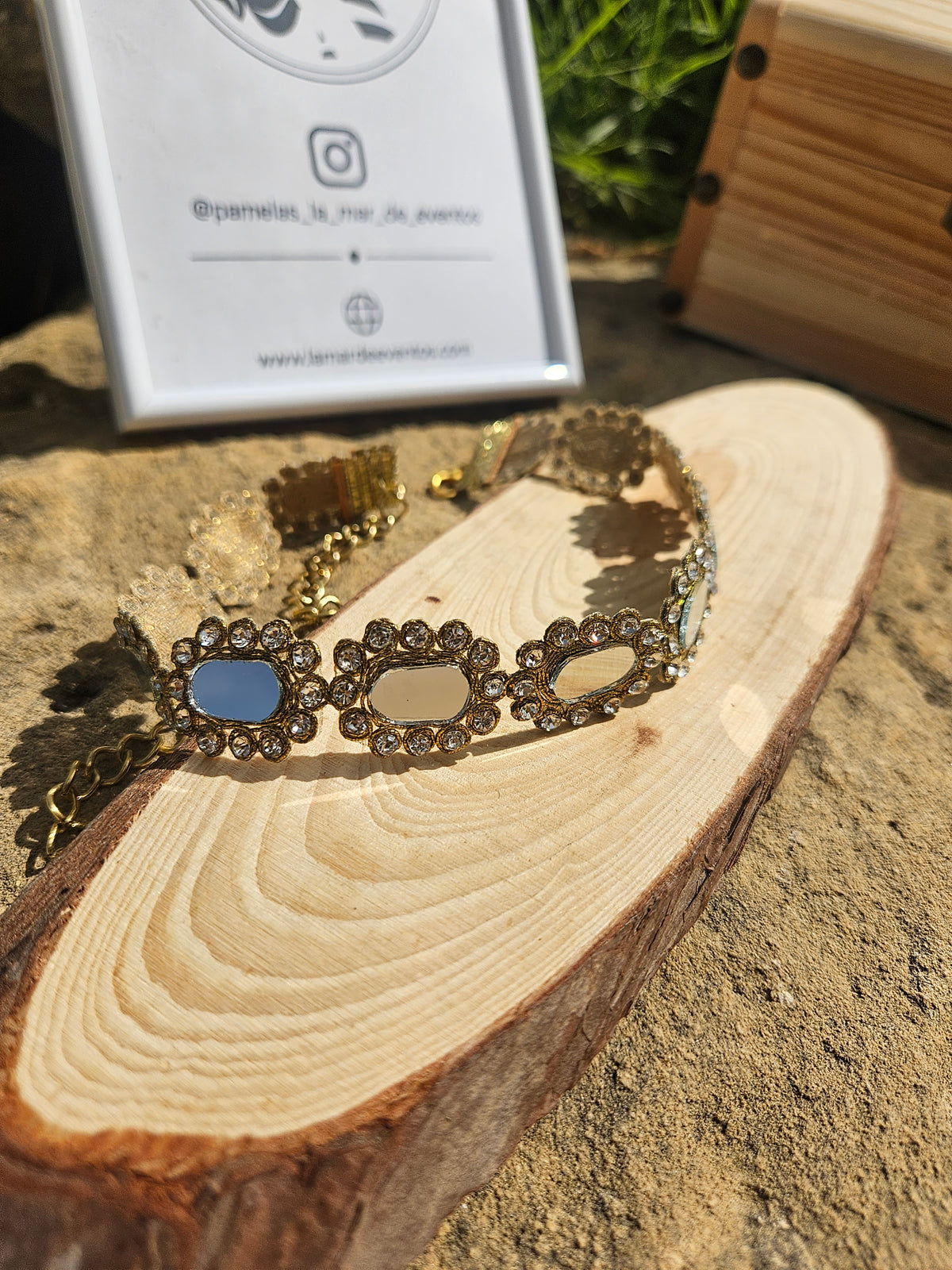 Collar choker dorado con pedrería ovalada y cierre metálico