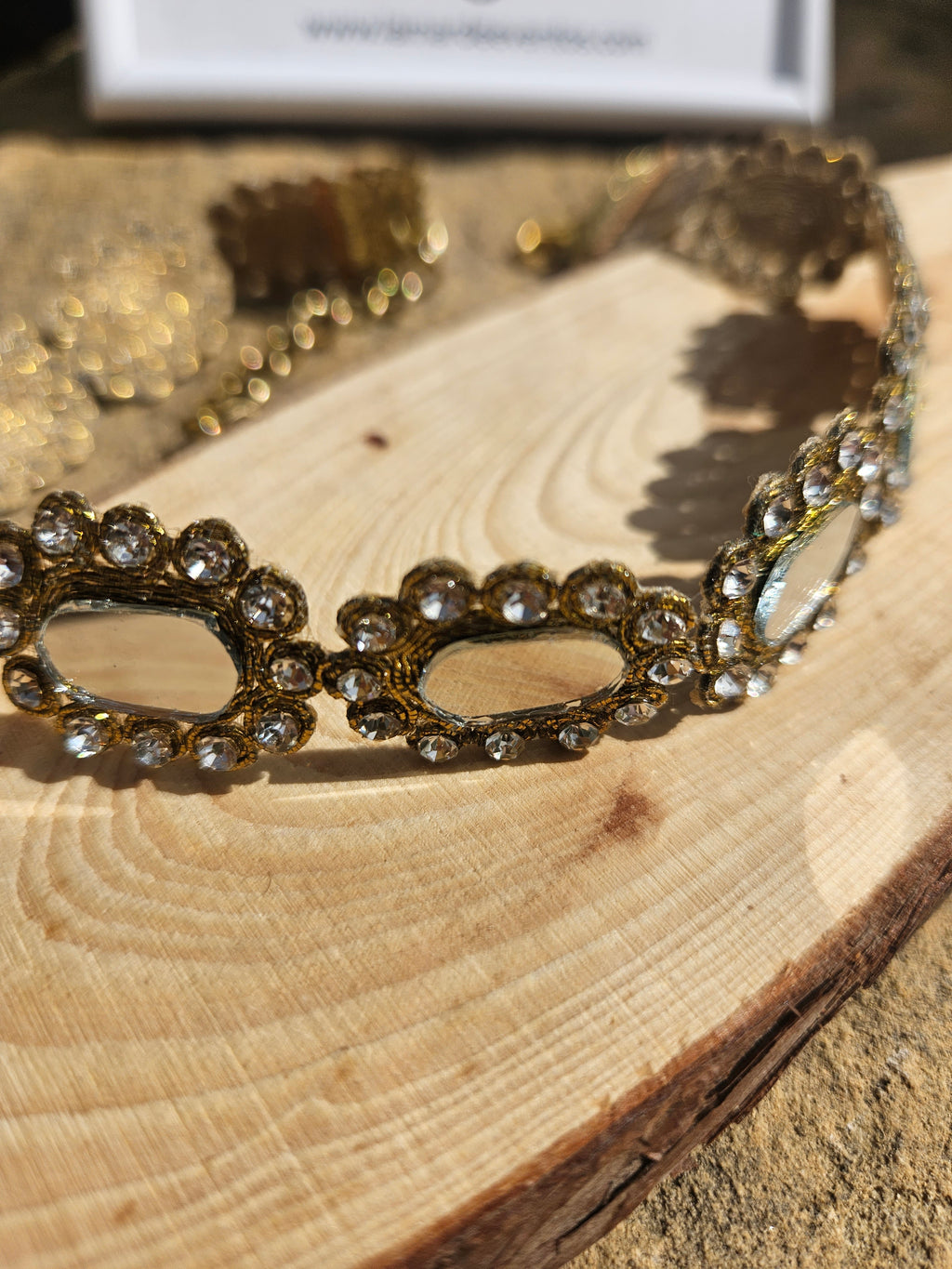 Collar choker con pedrería ovalada y eslabones engastados en dorado