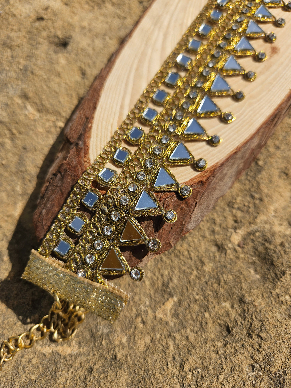 Choker Pegaso dorado con franjas de piedras azules y dijes en punta