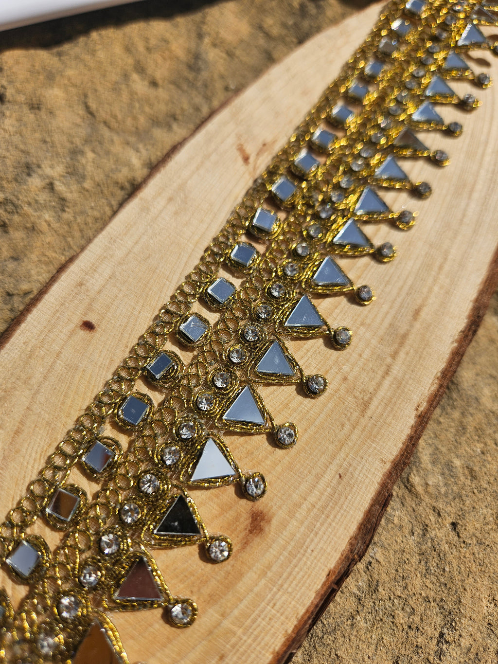 Choker Pegaso dorado bordado con pedrería azul y detalles metálicos