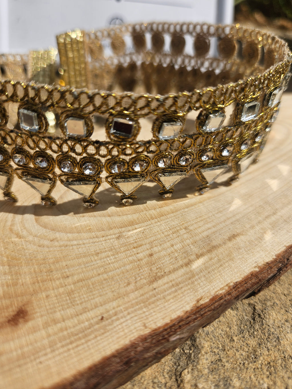 Choker Pegaso de pedrería dorada con piedras azules y remates en triángulo