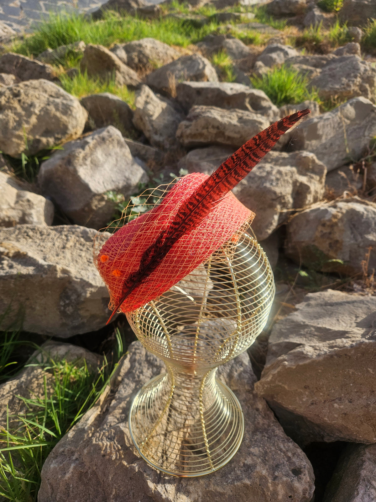 Sombrero Clement de malla roja y detalle negro, copa dorada, vista lateral