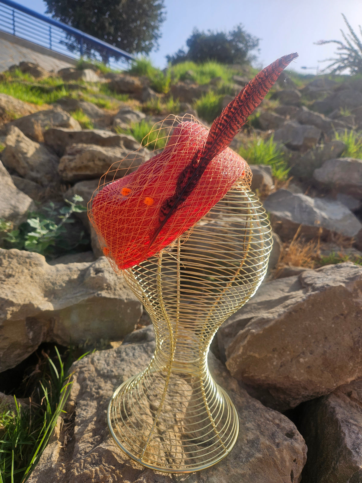 Sombrero Clement de malla roja y dorada, tocado alto con forma de flor