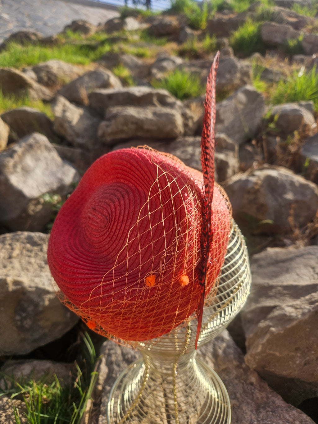 Sombrero Clement de malla roja con copa dorada, vista frontal cercana