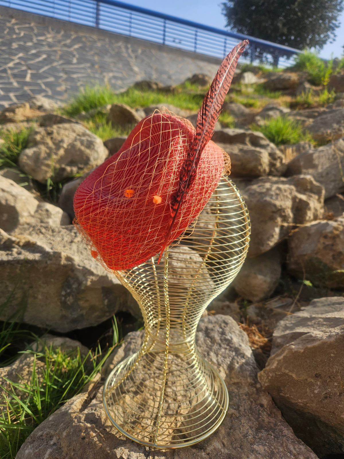 Sombrero Clement de malla roja y dorada, tocado alto con acabado en flor