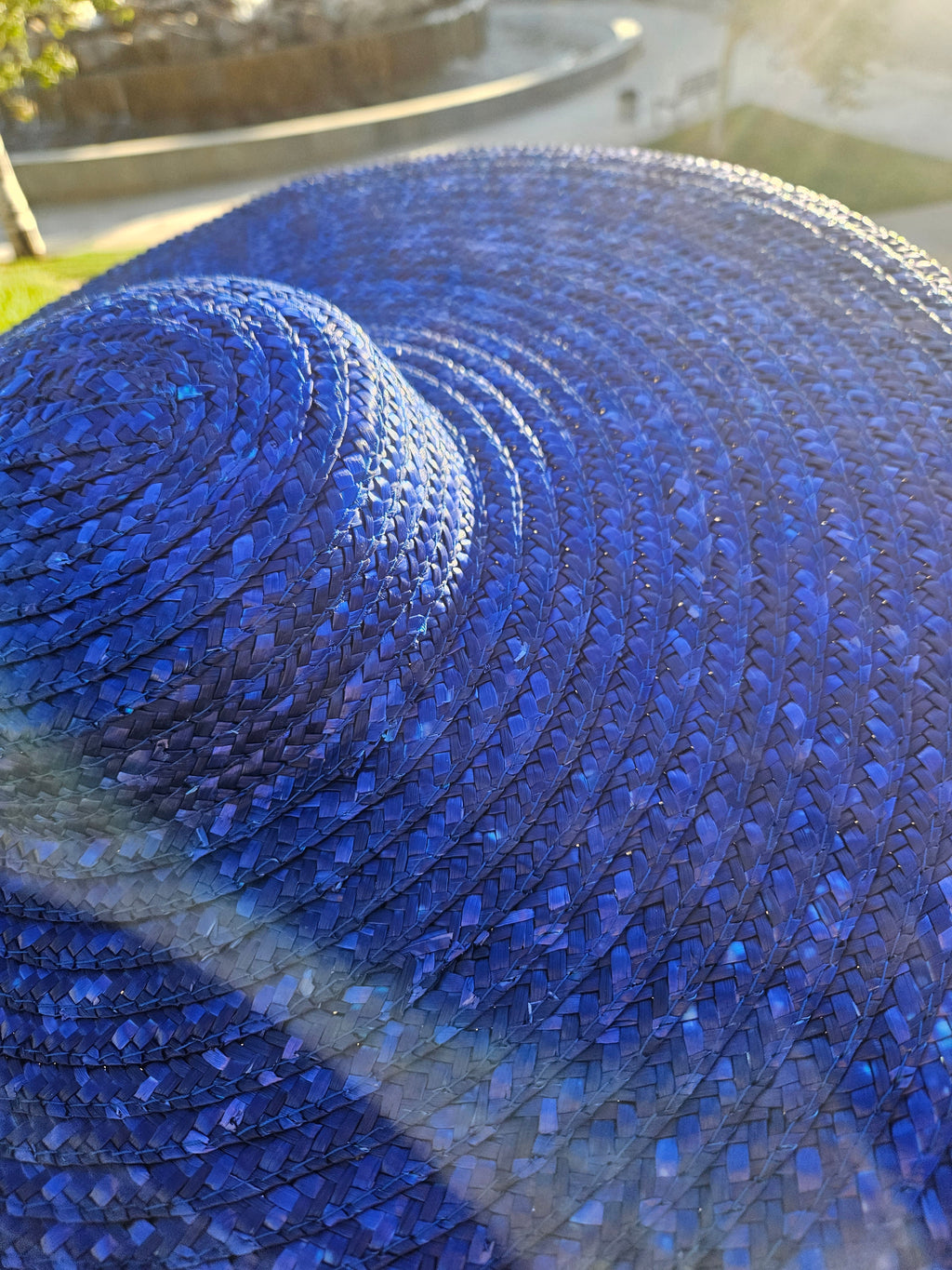 Sombrero de paja azul: detalle del trenzado fino en el ala y la copa.