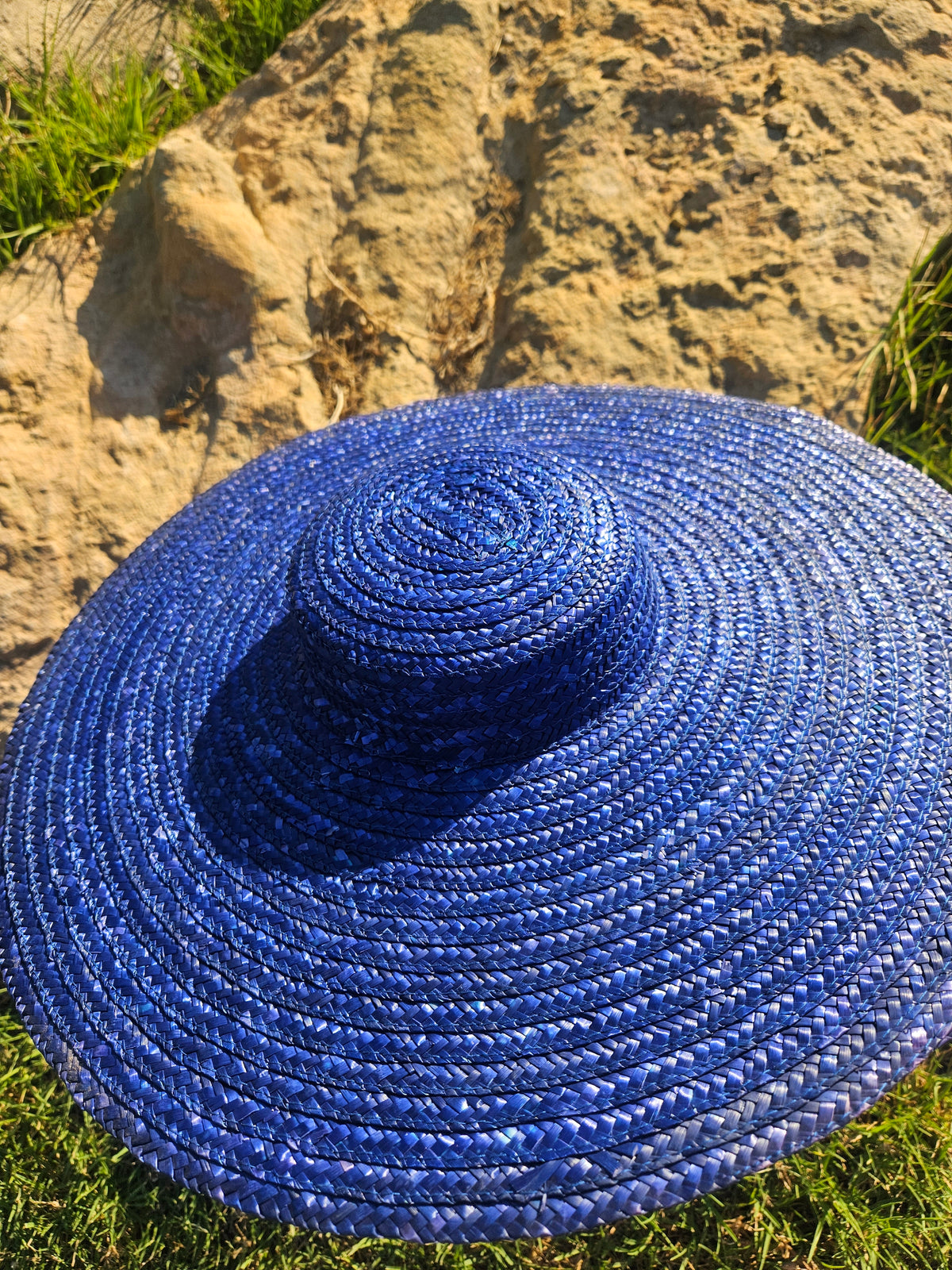 Sombrero de paja azul: vista superior de la copa y el ala enrollada.