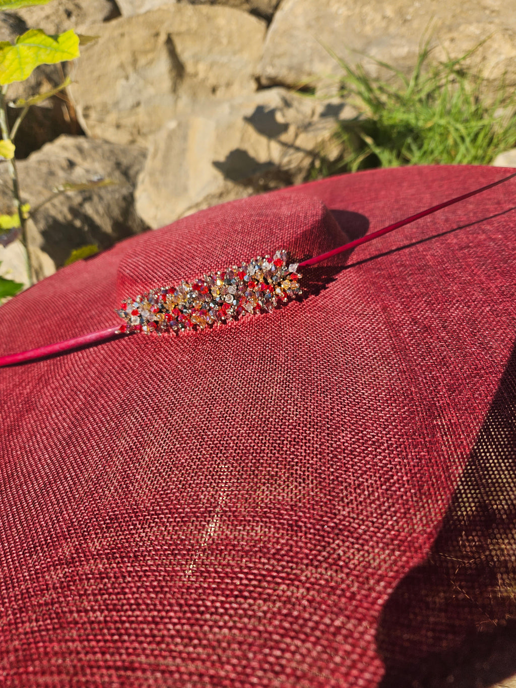 Pamela granate de ala ancha con franja de pedrería multicolor y cordón negro