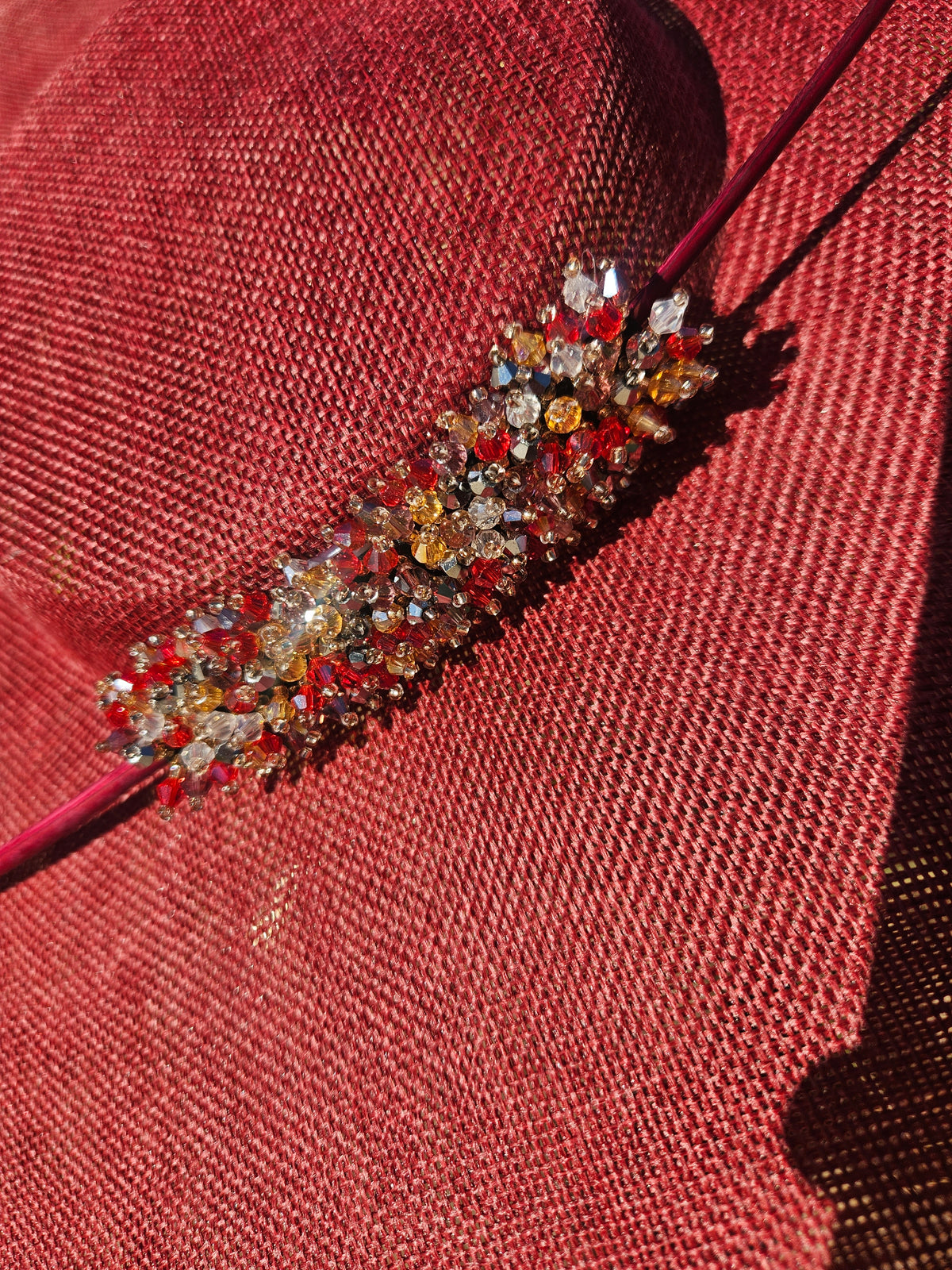 Pamela granate con adorno de pedrería multicolor y cordón negro en el centro