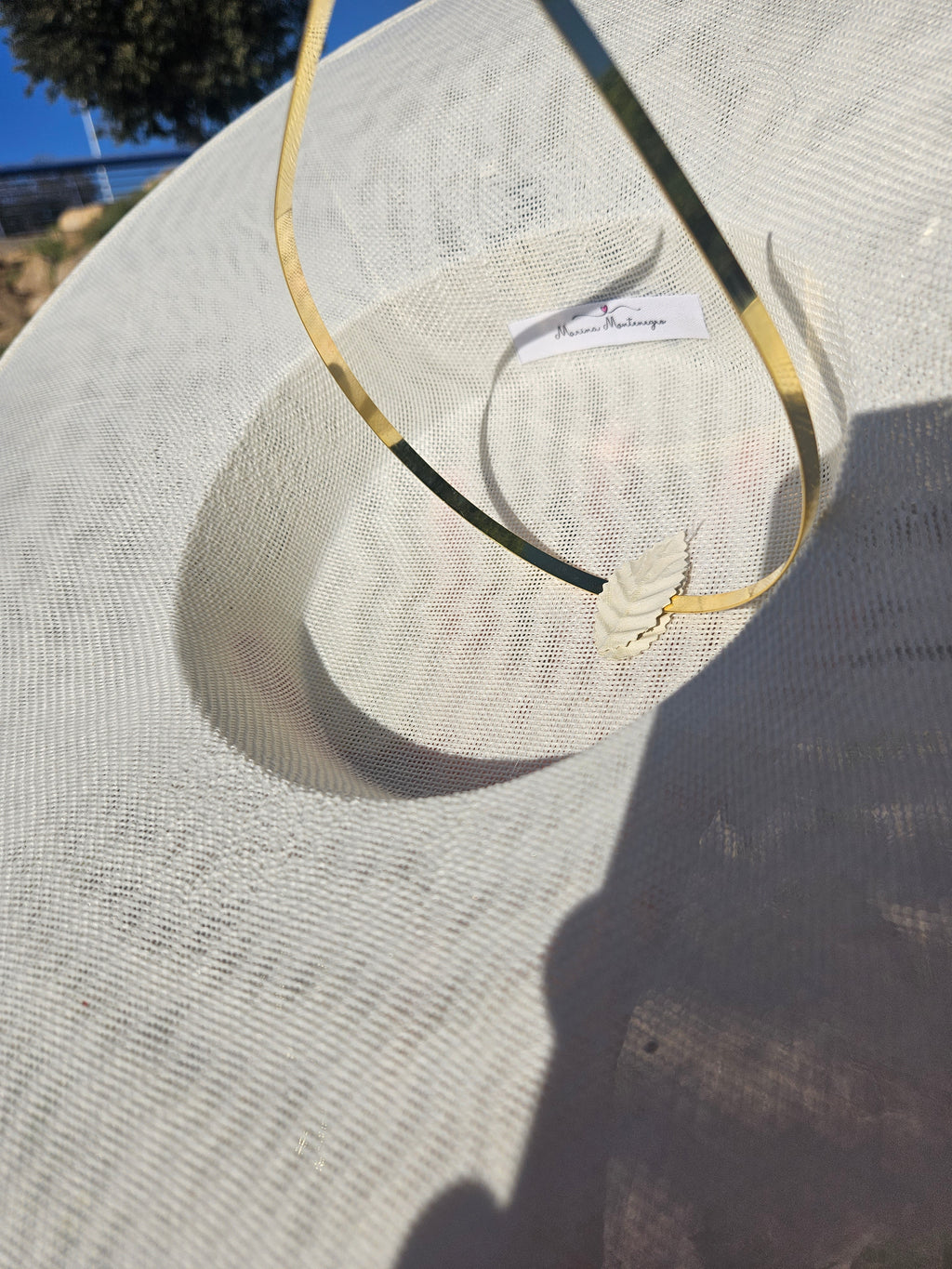Sombrero de ala ancha claro con cinta negra y etiqueta interior