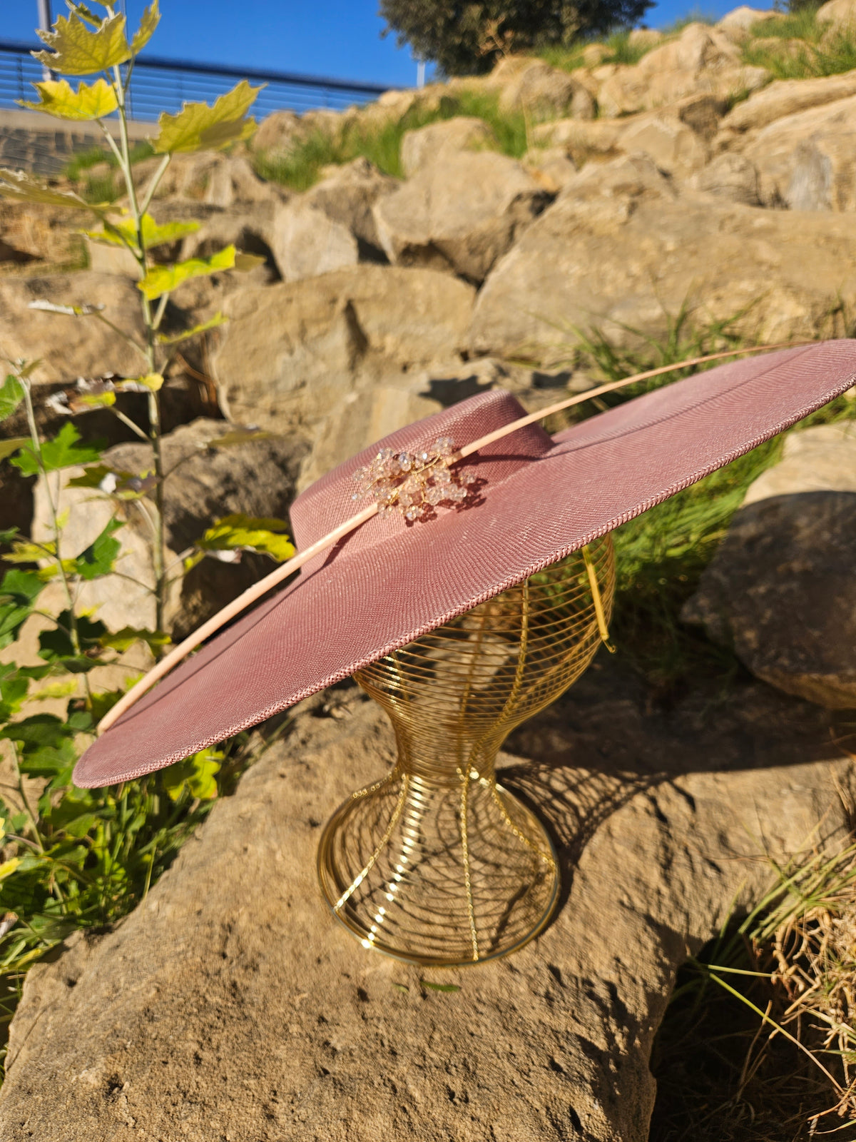 Sombrero Pamela Bella rosa: detalle de pedrería central sobre ala amplia y cinta fina.