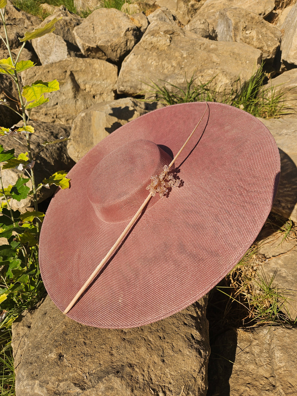 Sombrero Pamela Bella rosa con ala redondeada y pedrería floral central.