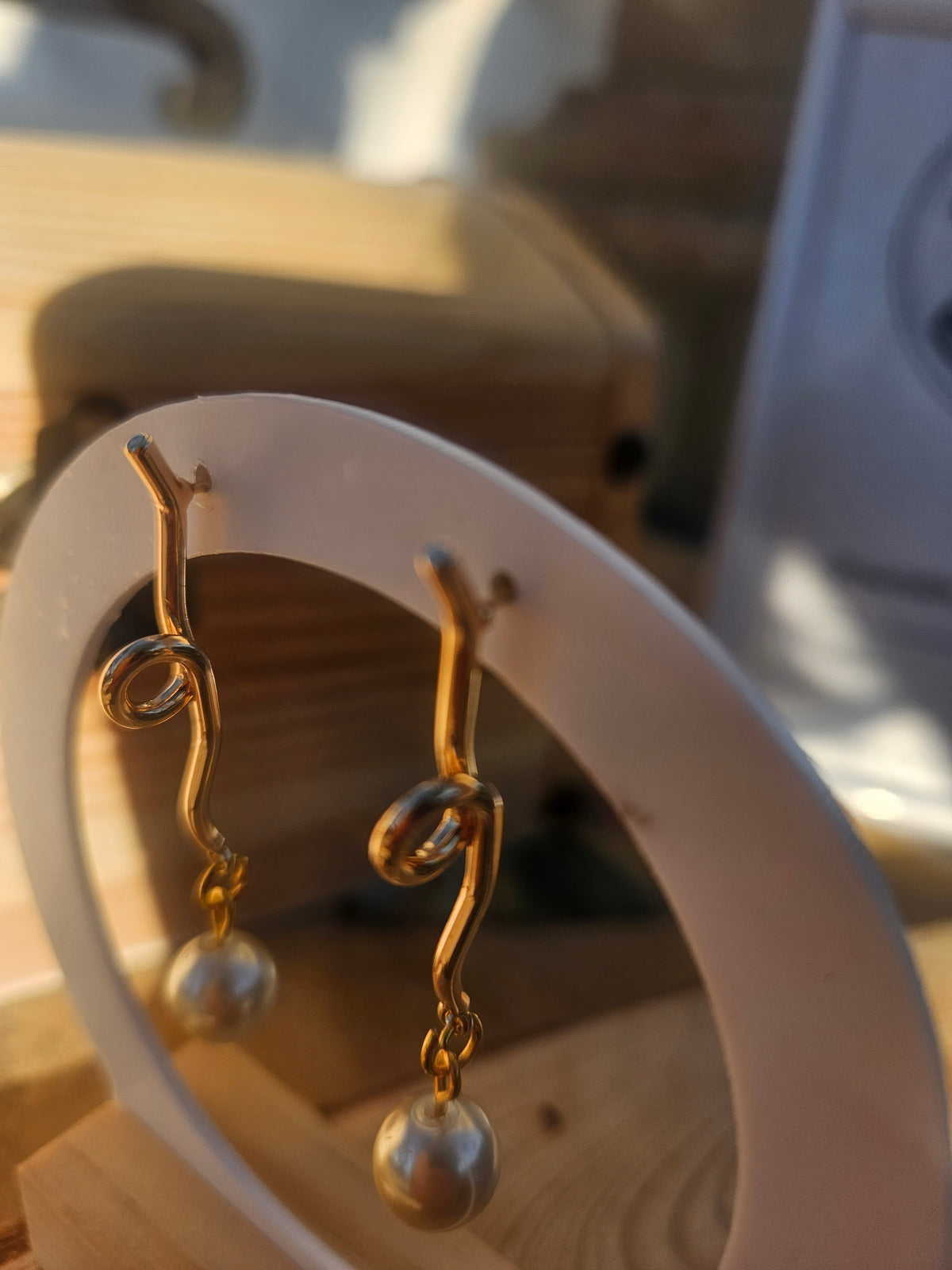 Pendientes dorados colgantes con perla redonda, ampliados en base oval