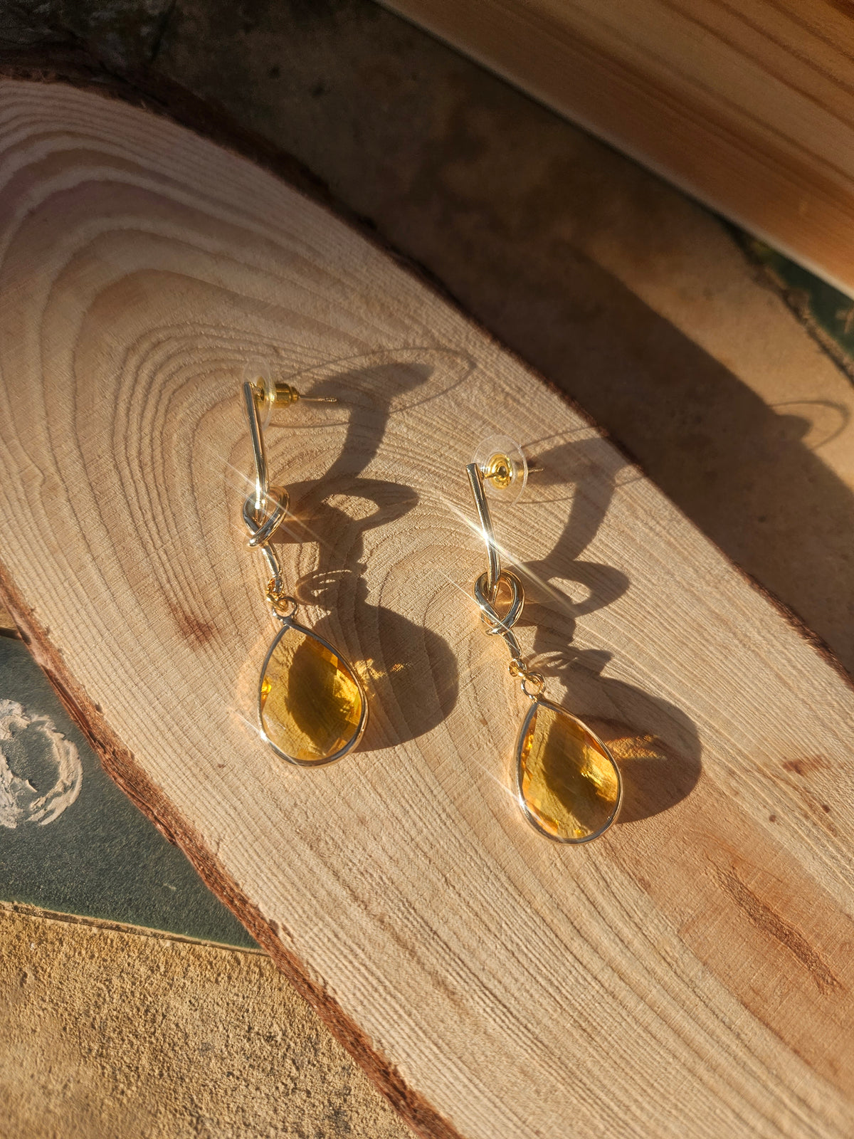 Pendientes largos dorados con colgantes gota ámbar brillantes