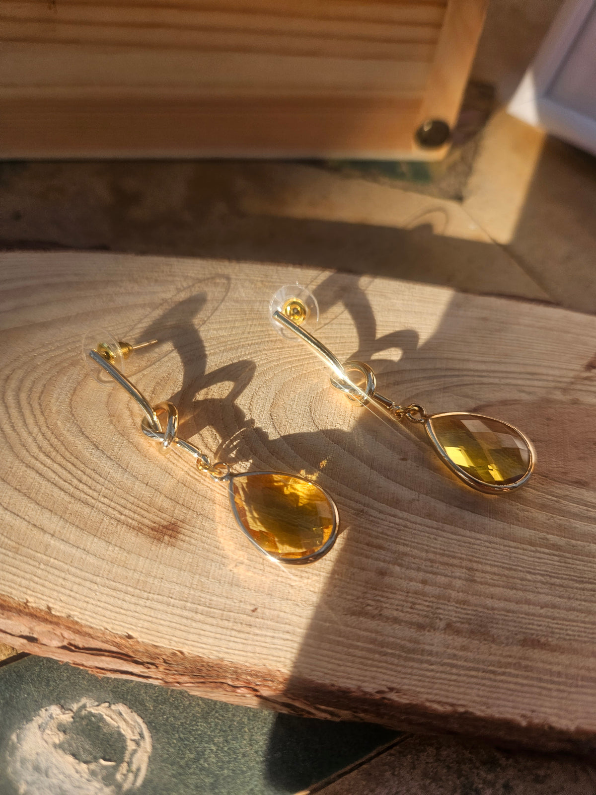 Pendientes dorados colgantes con gemas tipo lágrima color ámbar