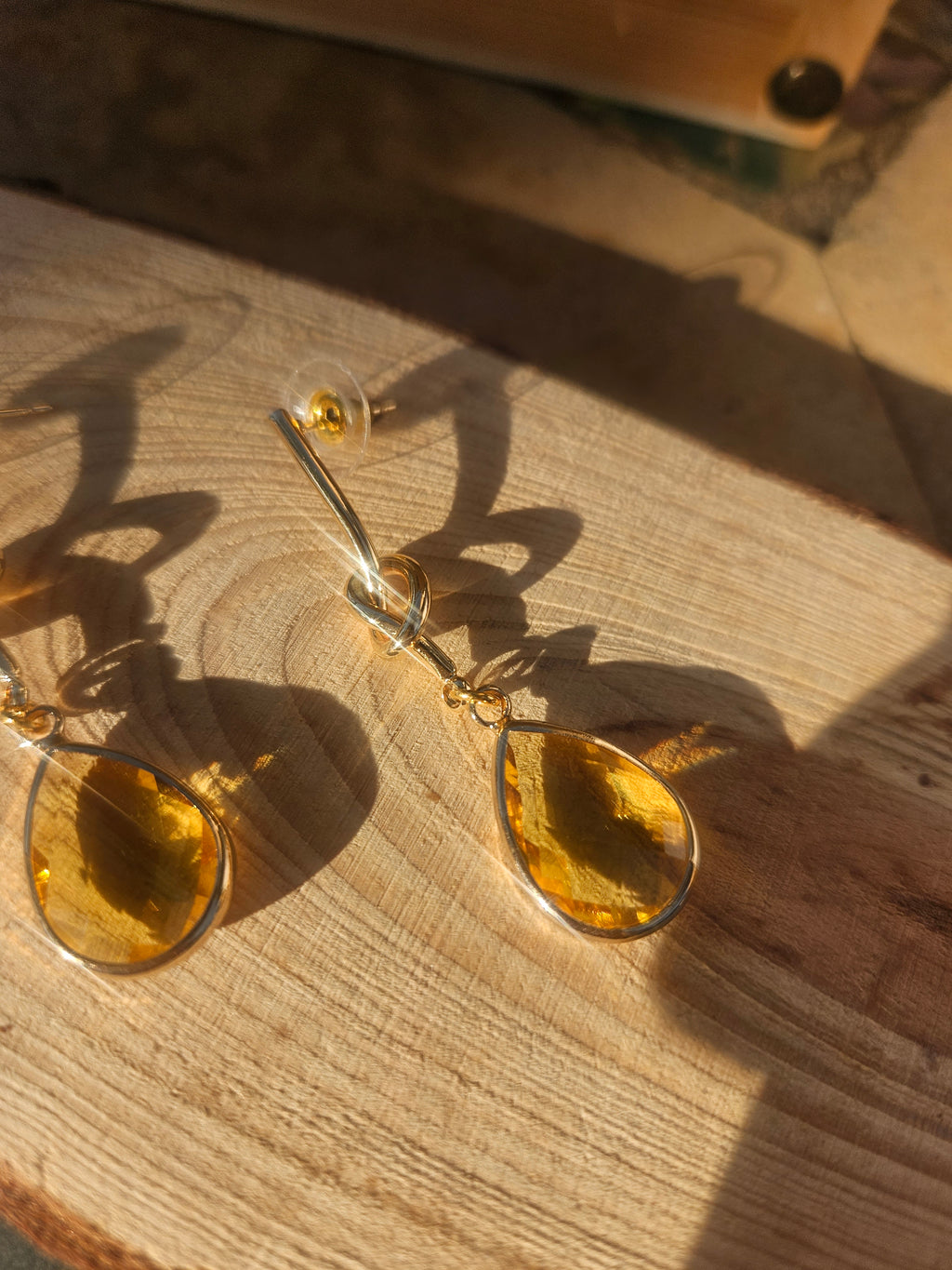Pendientes dorados con colgante gota ámbar y gancho superior