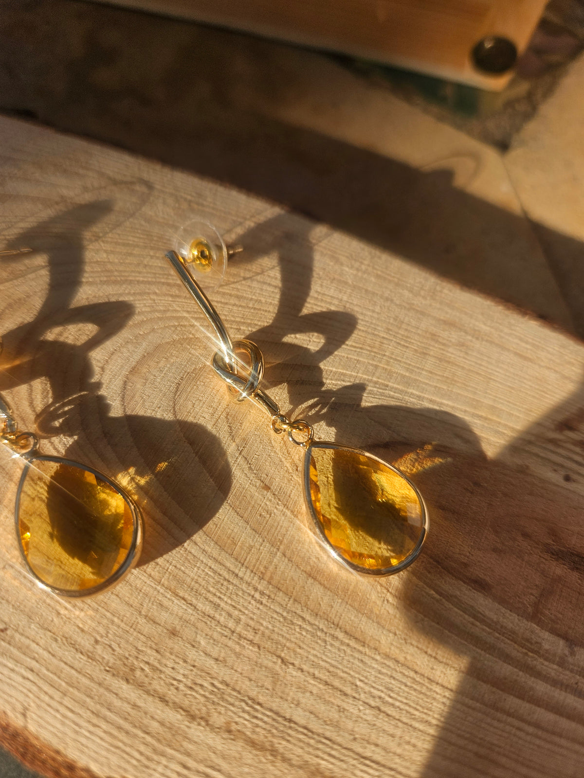 Pendientes dorados con colgante gota ámbar y gancho superior