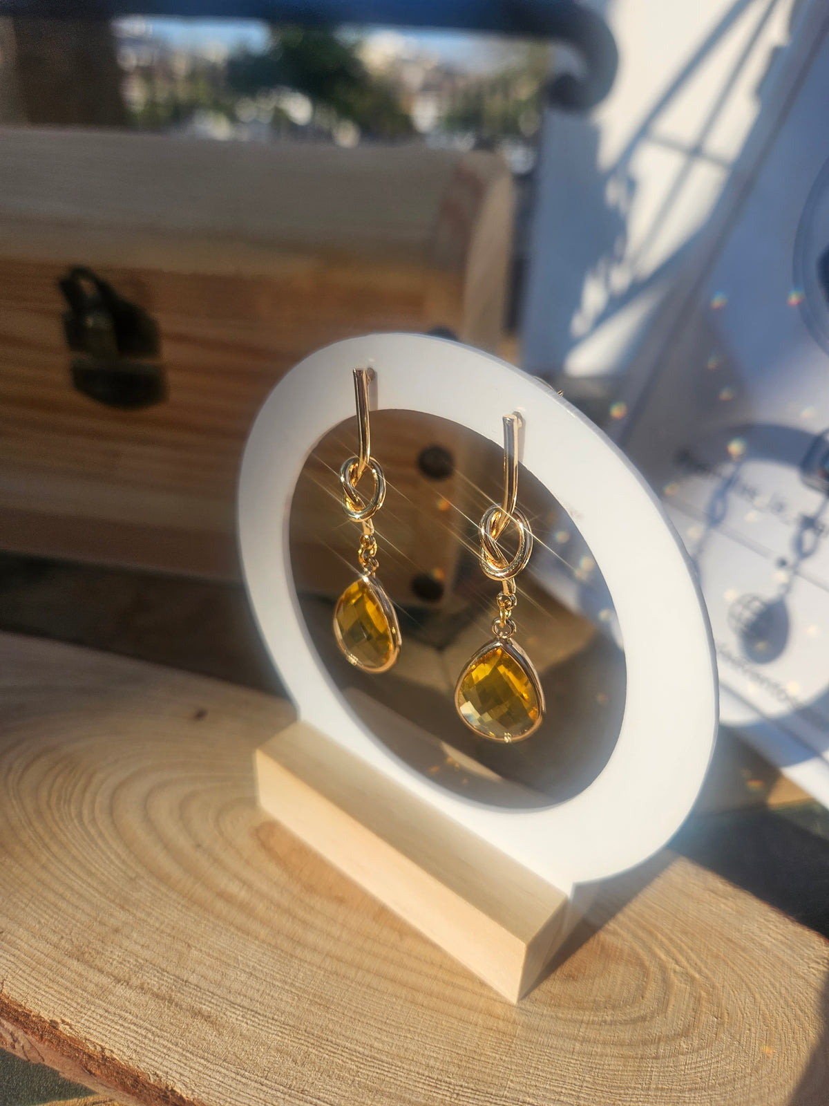 Pendientes largos dorados con colgantes gota ámbar facetada