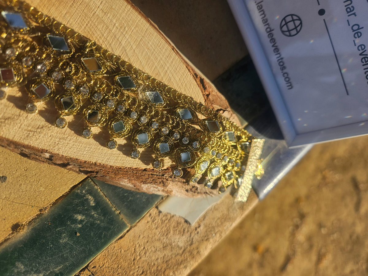 Gargantilla dorada con pedrería cuadrada y cuentas sobre malla