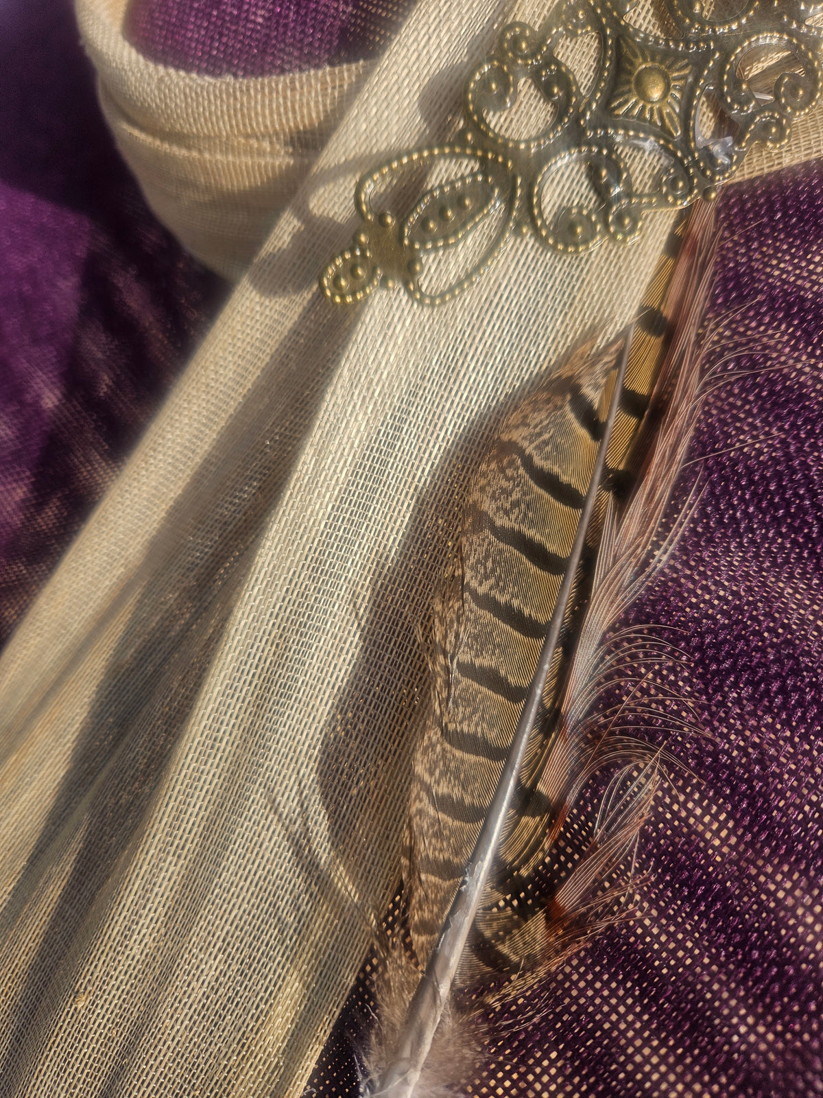 Pamela con cinta morada y malla beige; detalles dorados con textura metálica