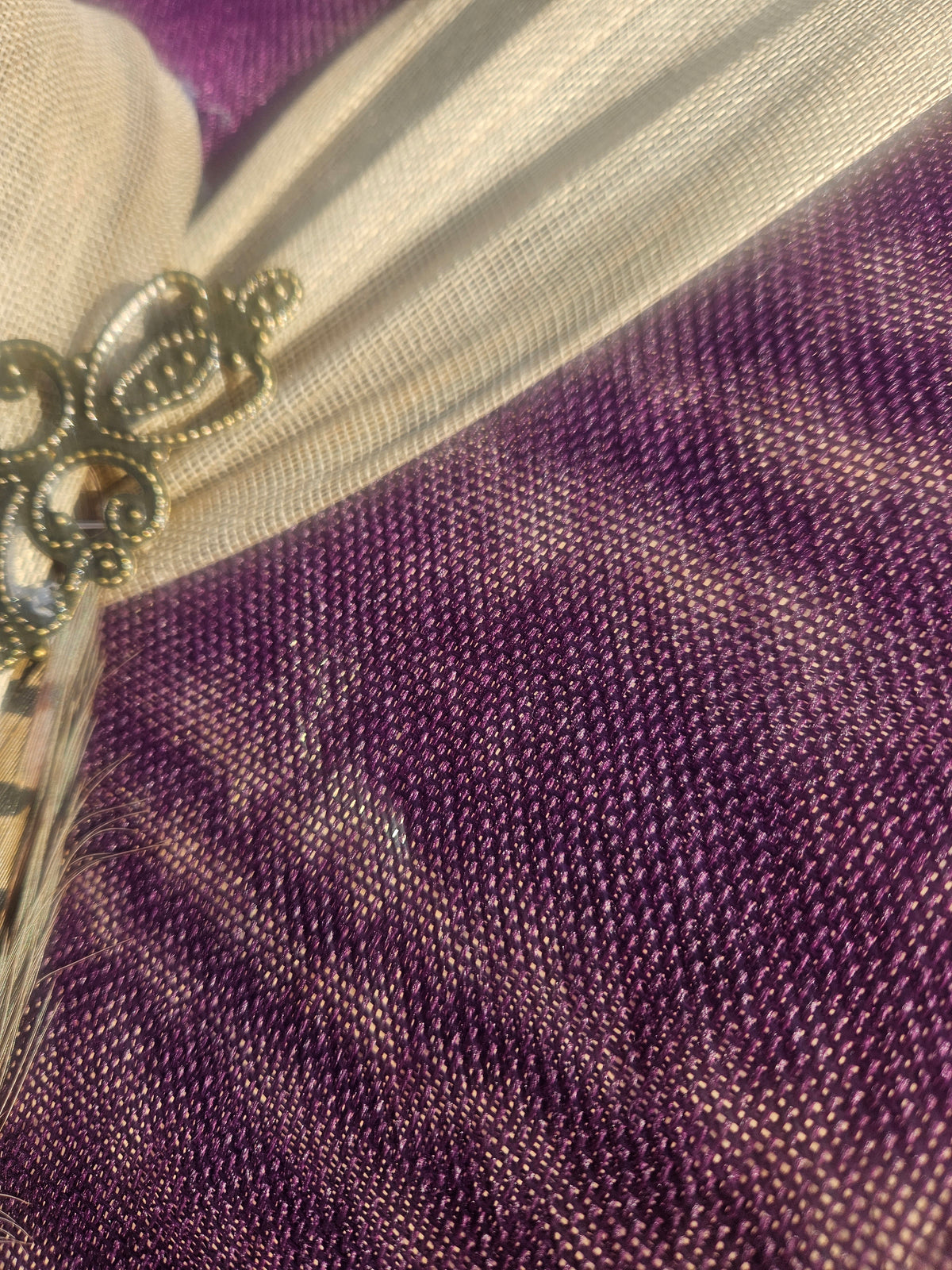 Pamela con ala morada y franja beige; adorno dorado en el borde de la cinta