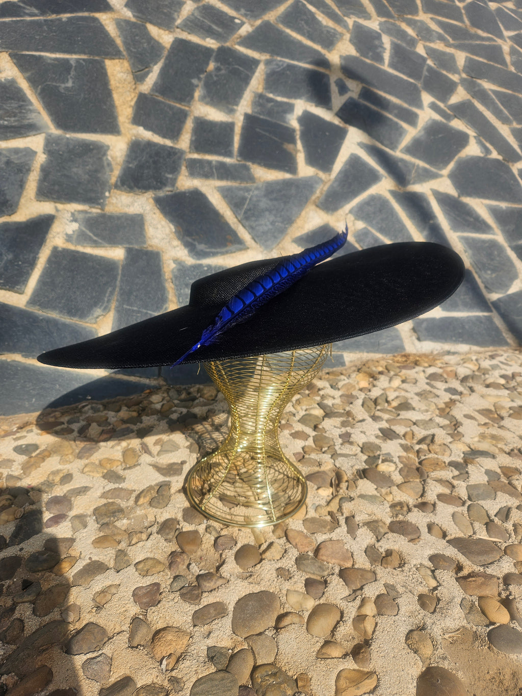 Sombrero de ala ancha negro con cinta azul y pluma larga, con textura fina