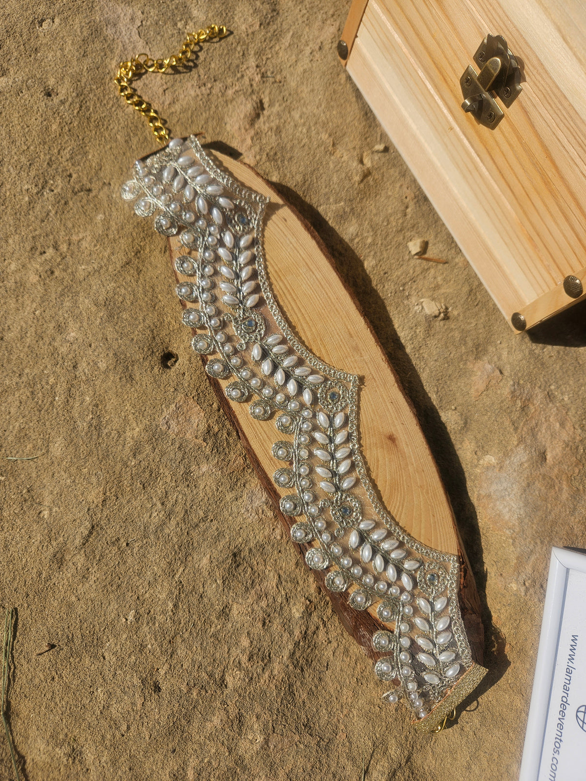 Choker plateado con pedrería y cuentas tipo perla, con cadena dorada