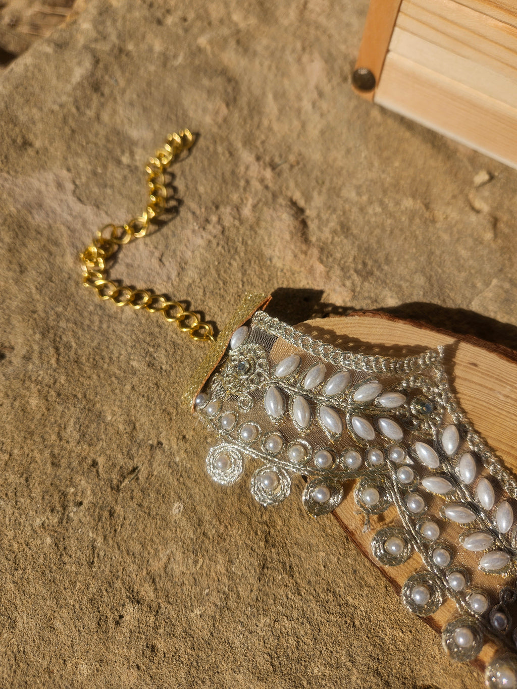 Choker con pedrería, cuentas perla y filigrana metálica dorada