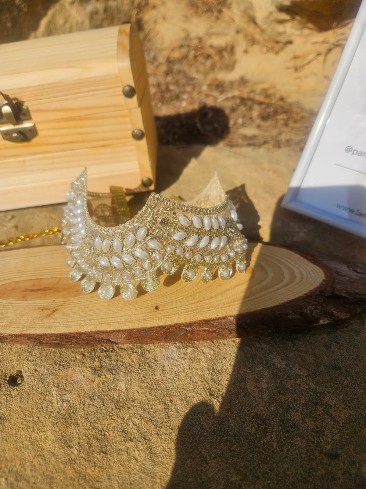 Choker de pedrería con cuentas perla y diseño tipo corona para el cuello