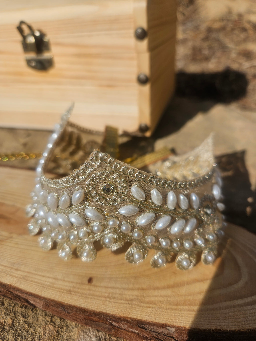 Choker plateado bordado con perlas y pedrería, vista frontal