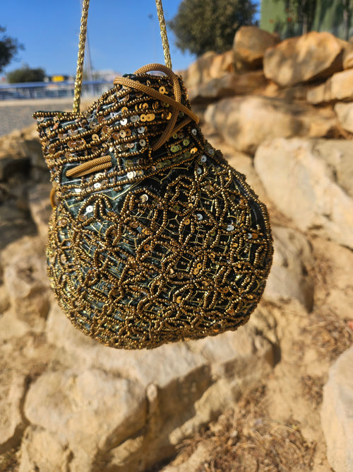 Bolso saco bordado con lentejuelas turquesa y doradas, asas de cuerda y cordón