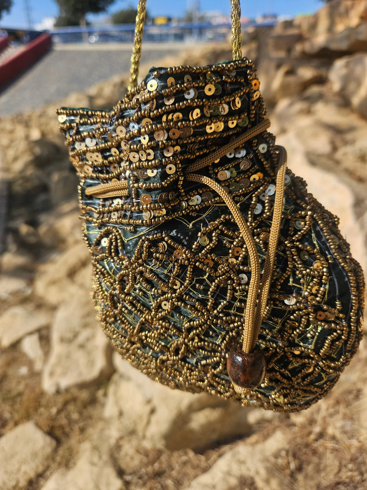 Bolso saco de lentejuelas turquesa y doradas con cordón ajustable y asa larga