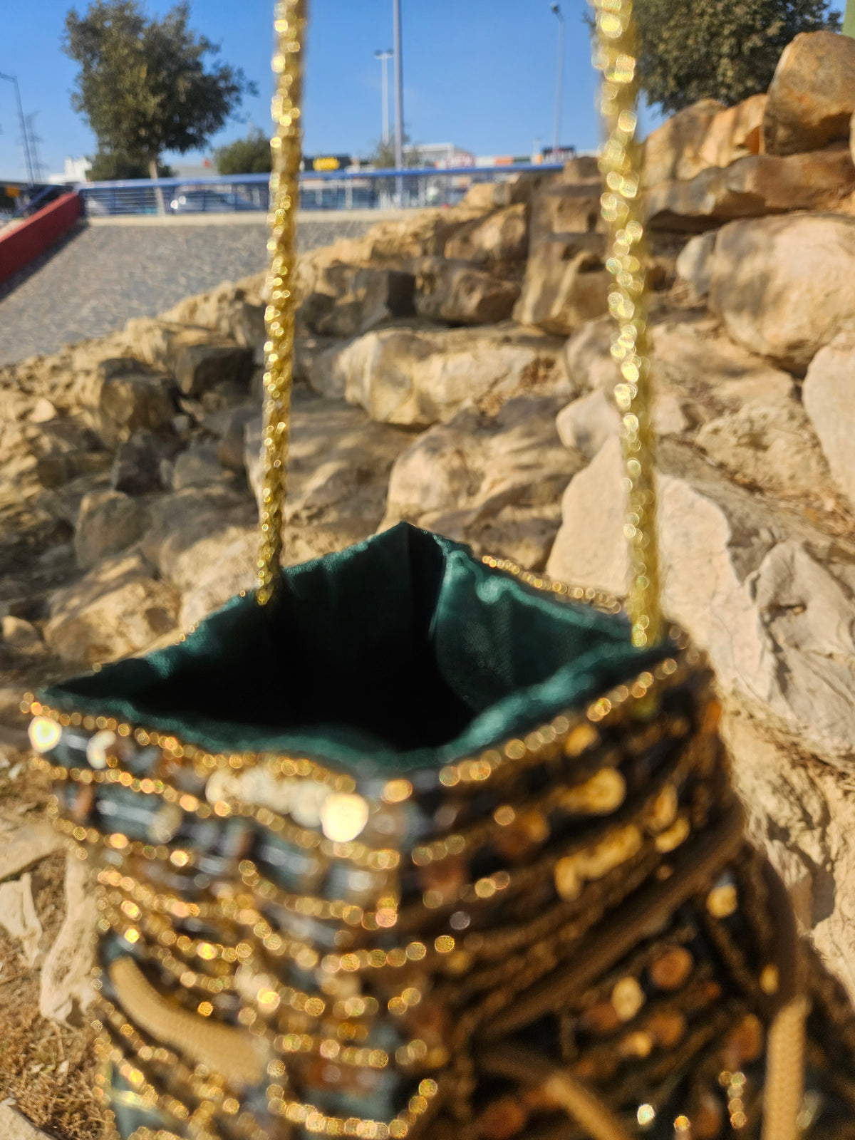 Bolso saco con apertura superior y forro verde, bordado turquesa-dorado y asas de cuerda