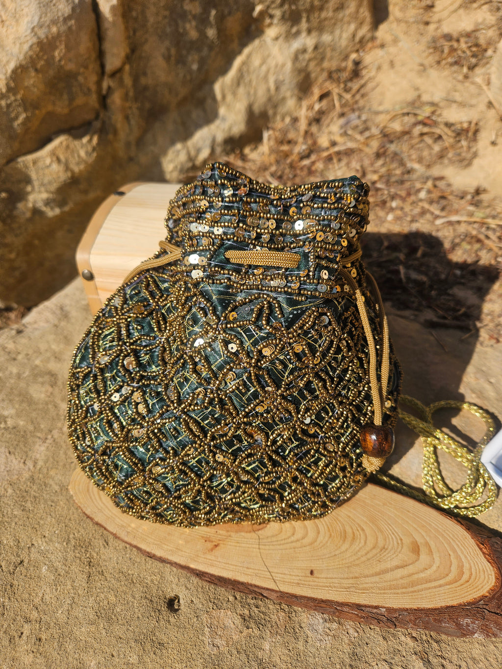 Bolso saco bordado turquesa y dorado con cordón de cierre y asa trenzada