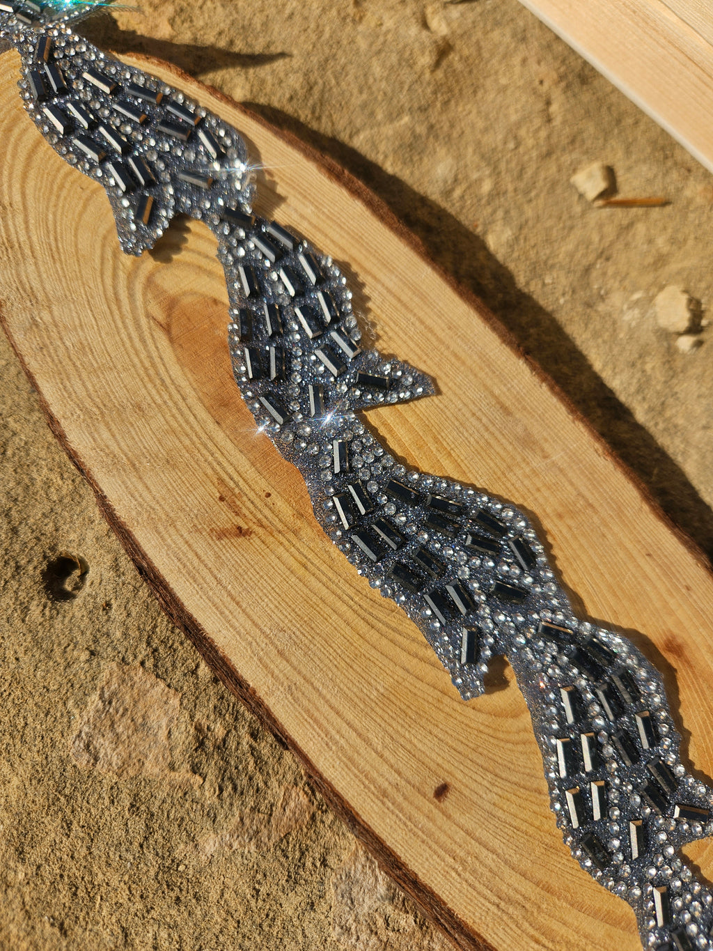Gargantilla choker de cuentas con pedrería geométrica en tono plata oscuro