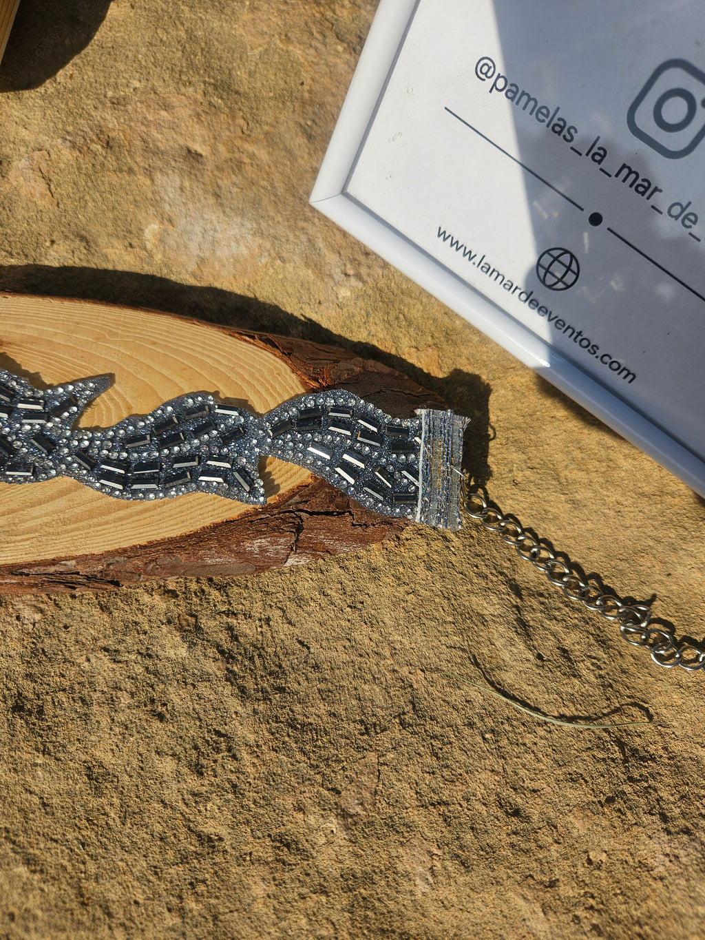 Gargantilla choker con diseño ondulado de pedrería plateada y cuentas